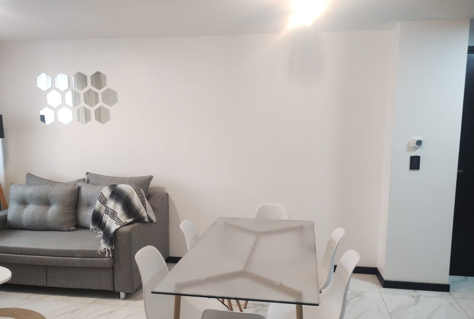 Living con decoración moderna