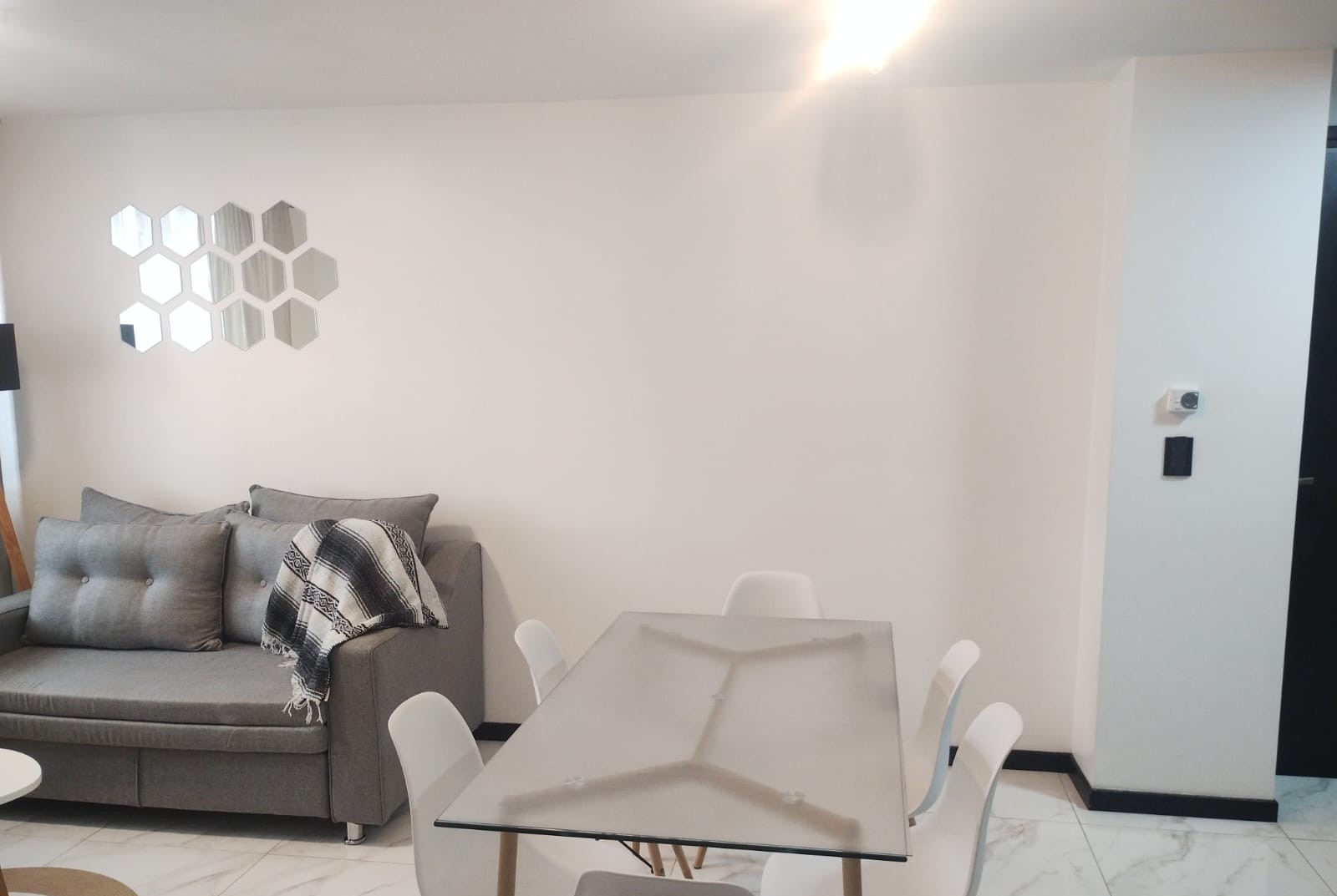 Comedor con mesa de vidrio y sillón