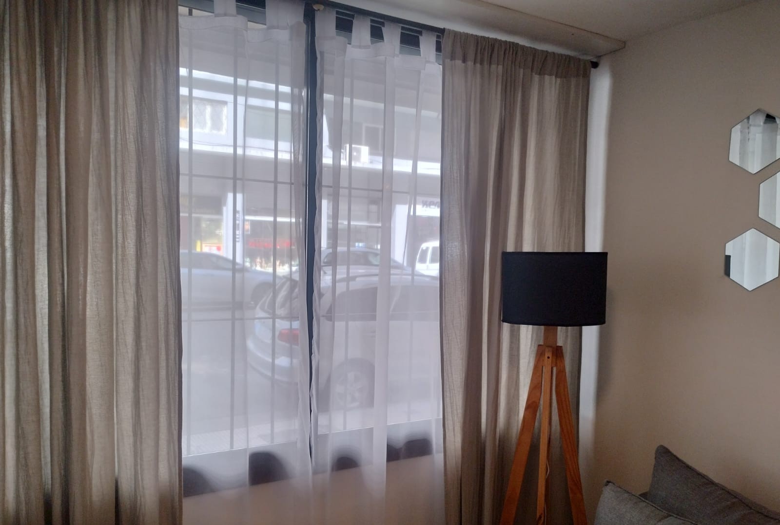 Ventanal con cortinas y lámpara de pie