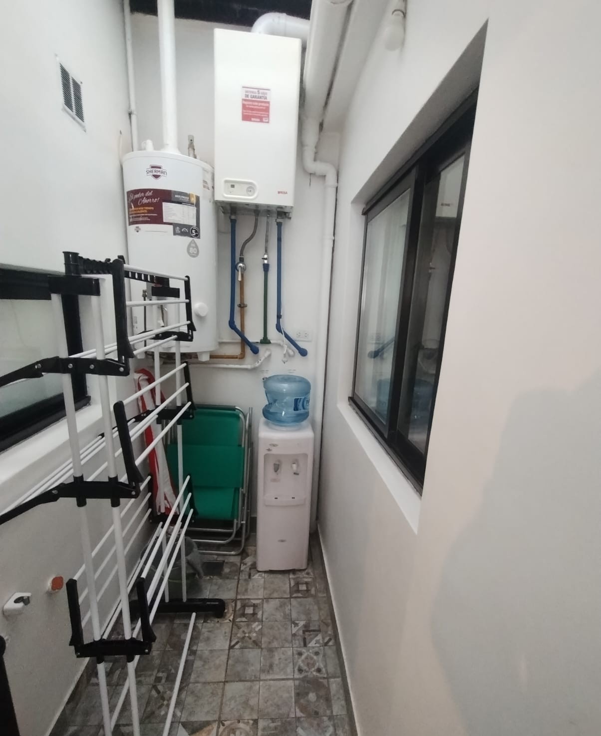 Patio interno con dispenser y tender