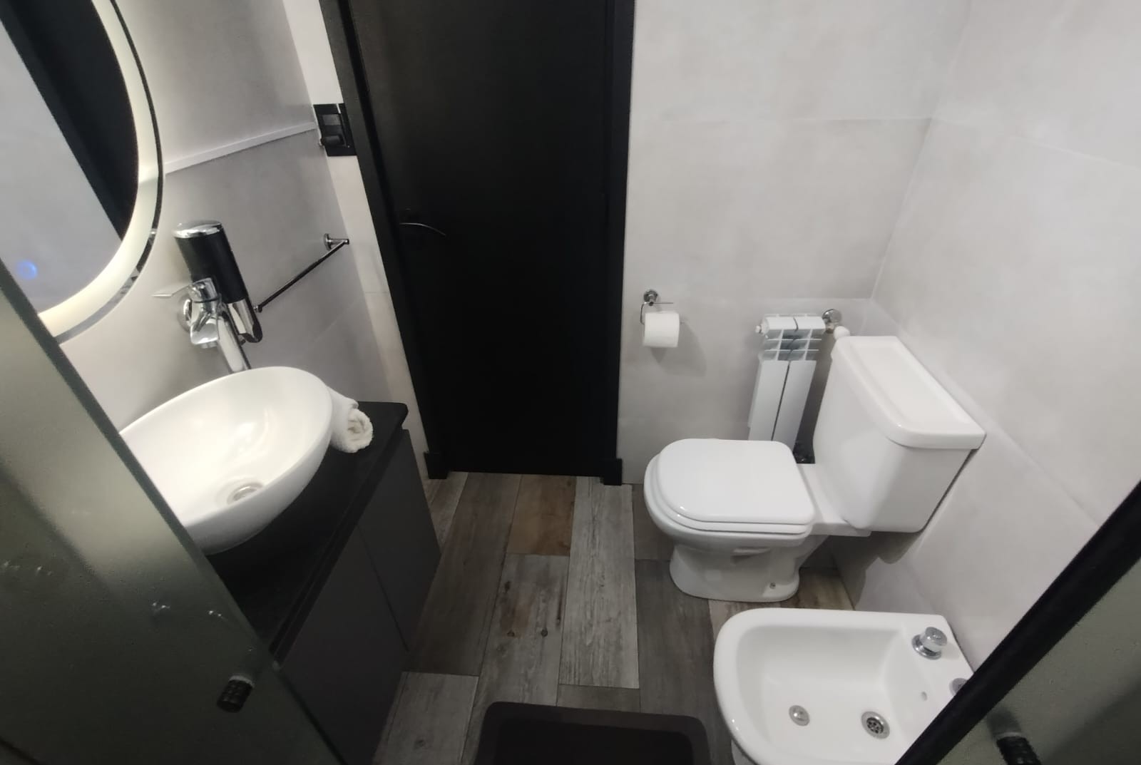 Baño boutique con espejo LED