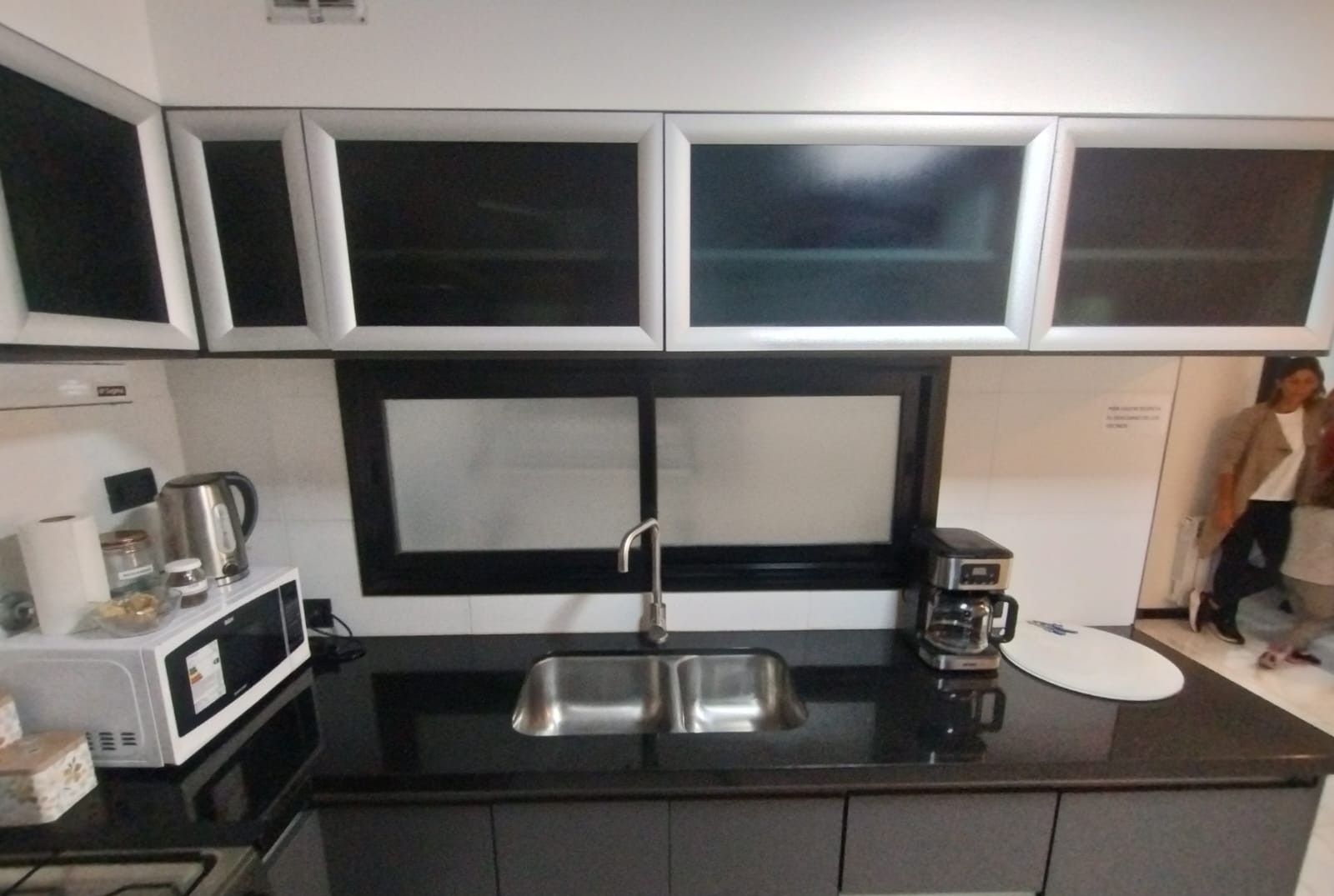 Detalle de cocina con mesada de granito