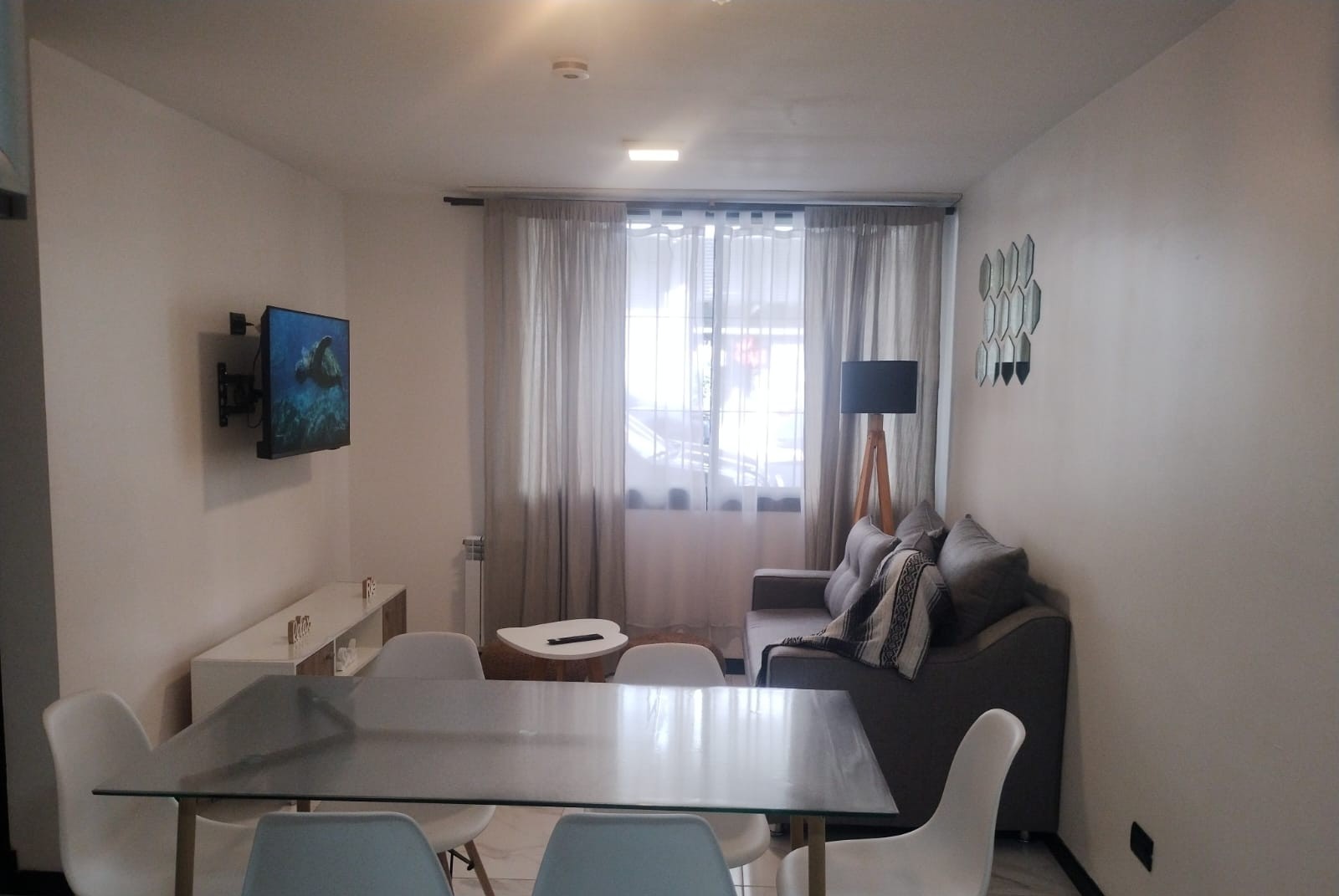 Living comedor con sillón y mesa